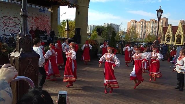 Веселый детский русский народный танец, подростковый плясовой ансамбль. смотреть онлайн