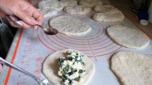 Пирожки или пирожищи с луком и яйцом.