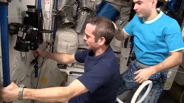 Как в космосе делают стрижки؟! смотреть онлайн