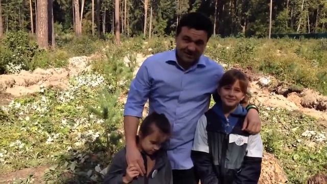 "Нахабино-24". Видео, где губернатор Московской области Андрей Воробьев с семьей сажает деревья смотреть онлайн