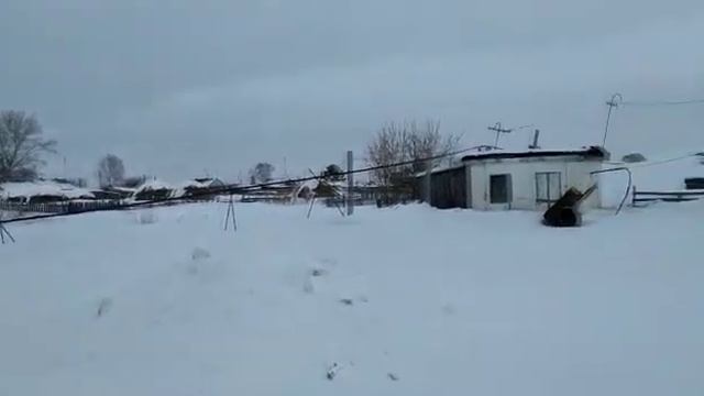 Сильный ветер! Пою песню и делаю обзор улицы Школьная смотреть онлайн