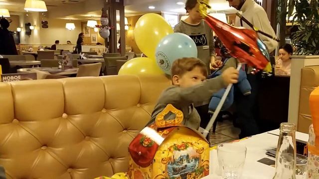 День Рождения Ромы 4 года Гости Подарки Торт со свечами смотреть онлайн