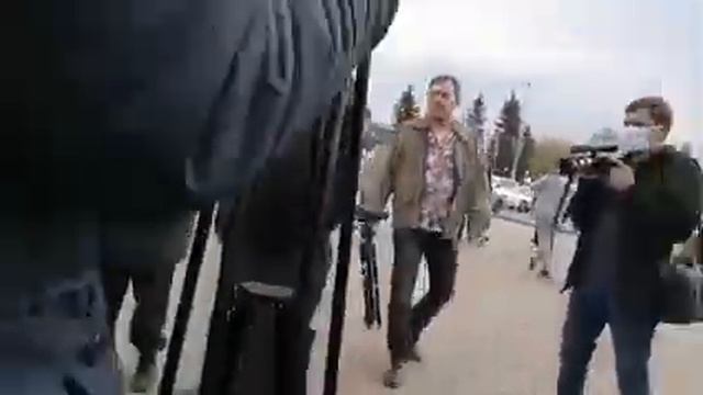 Красноярск.МЕНТЫ ЗАДЕРЖАЛИ ХРУПКУЮ ДЕВУШКУ. Позор такой полиции. смотреть онлайн