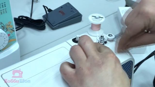 КАК НАМОТАТЬ НИТЬ НА ШПУЛЬКУ? || Видеоурок для начинающих смотреть онлайн