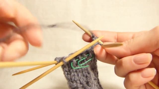 Вязание варежек на 5 спицах для начинающих пошаговое описание / How to knit mittens - video tutoria смотреть онлайн