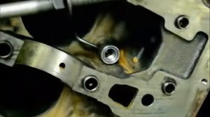 как снять форсунку охлаждения поршня ?