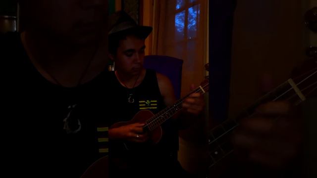 Shiloh plays Europa by Santana on the uke. смотреть онлайн