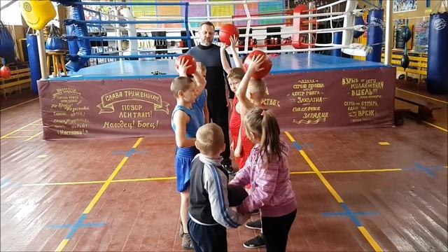 Игра с медицинболом "ПОПРОБУЙ ОТБЕРИ!" смотреть онлайн