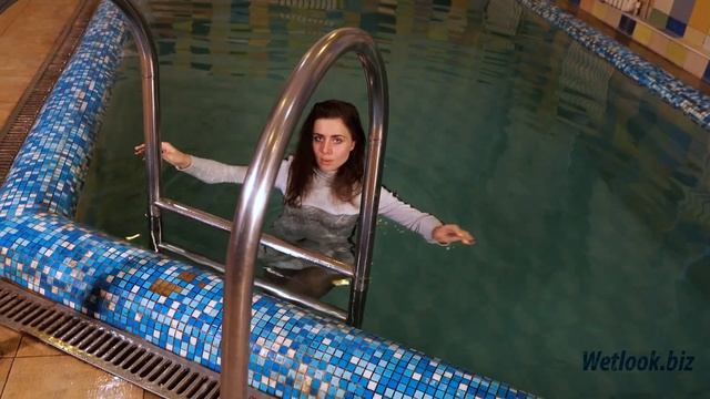 Wetlook girl in Shiny dress | Wetlook Fully clothed swimming in the pool смотреть онлайн