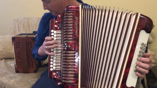 Мастеровая гармонь сделана с аккордеона «@».  Гармонист