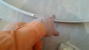 Если стекло душевой кабинки не становится в направляющий профиль