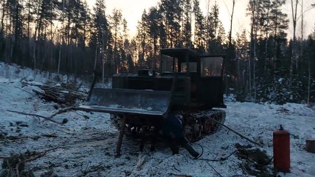 древний трелёвочник на воде и с пускачом готовят к запуску, лесозаготовка. ,,5,, смотреть онлайн