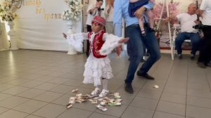 Казахский танец Камажай, в исполнении девочки 3 лет.