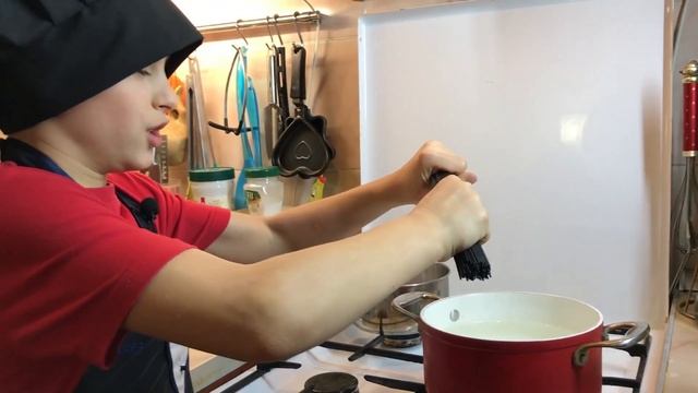 Чёрные макароны с сосисками - такое бывает? | Кулинарный мастер-класс: черные спагетти с сосисками смотреть онлайн