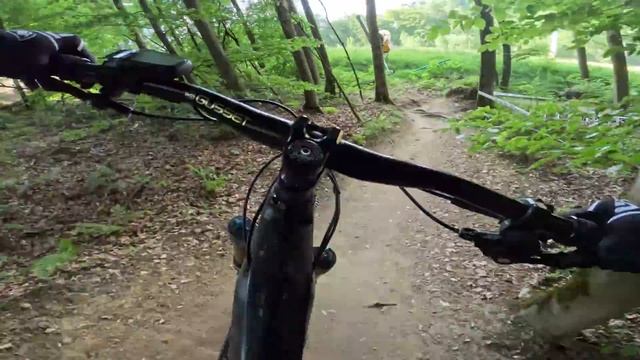 RIDING EXPERT DOWNHILL TRAILS AT FULL SPEED!! смотреть онлайн