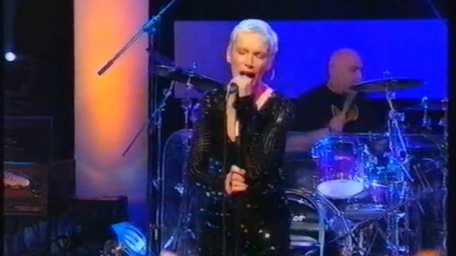 Annie Lennox - Pavement Cracks (On Later Live) смотреть онлайн