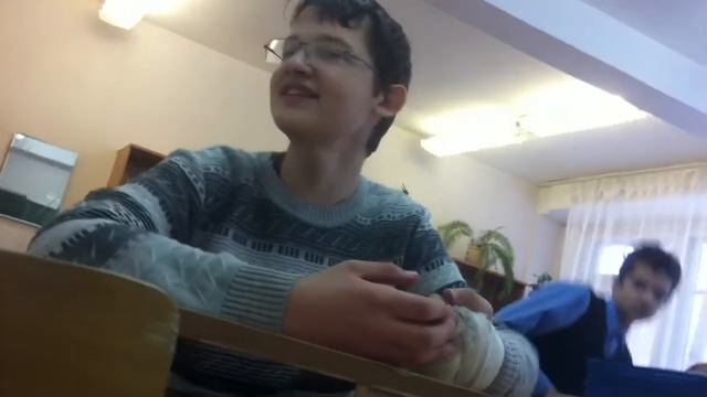 КАК МОЙ ОДНОКЛАССНИК УПАРЫВАЕТСЯ НА УРОКЕ))) смотреть онлайн