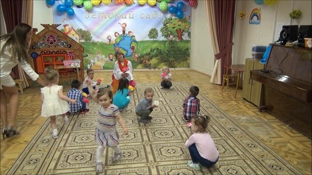Танец с цветами. Танцуют малыши 2-3 года. смотреть онлайн