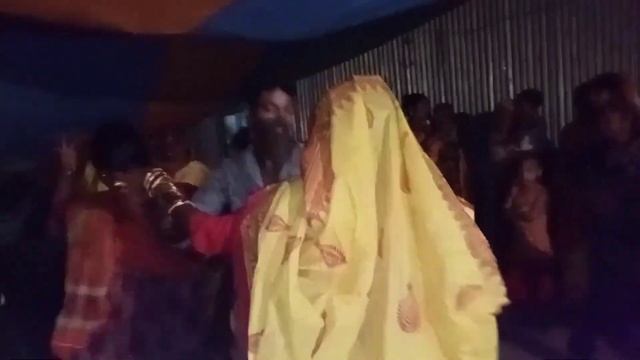 বিয়ে বাড়ির গীত - হাতে মারুয়া ঝাটা লো - অবিয়া কুমারী নারী - নুপুর ও আনোয়ারের নাচ - Biyer Git - Suja смотреть онлайн