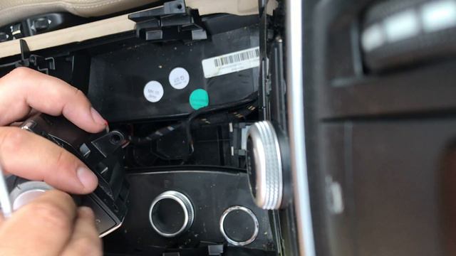 W212 center console lid & comand scroll fix смотреть онлайн