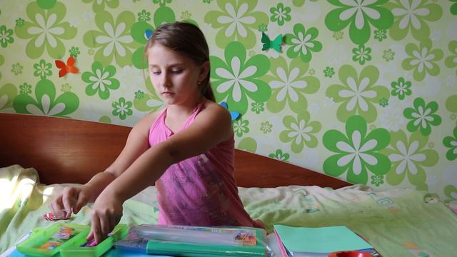 10 лет. Маленькая девочка. принадлежности для школы 4 класс. список канцелярии для 4 класса смотреть онлайн