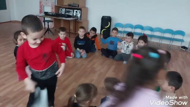 Играем в адыгейскую народную игру " Пэ1ок1адз" (подлог шапки) смотреть онлайн
