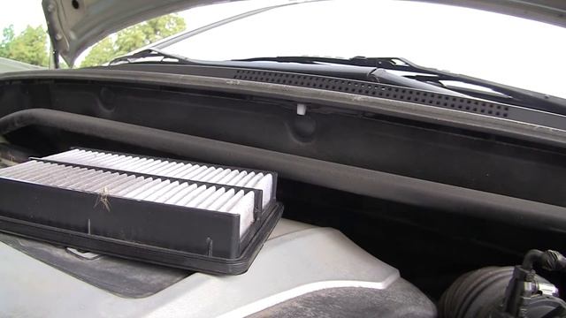2006 Hyundai Tucson Limited - Air Filter change - can be done with one hand. смотреть онлайн