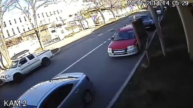 Тест аналоговой видеокамеры "RVi C411" 700 ТВЛ. День улица смотреть онлайн