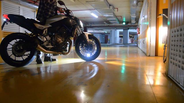 Giro in moto in zona rossa Milano смотреть онлайн