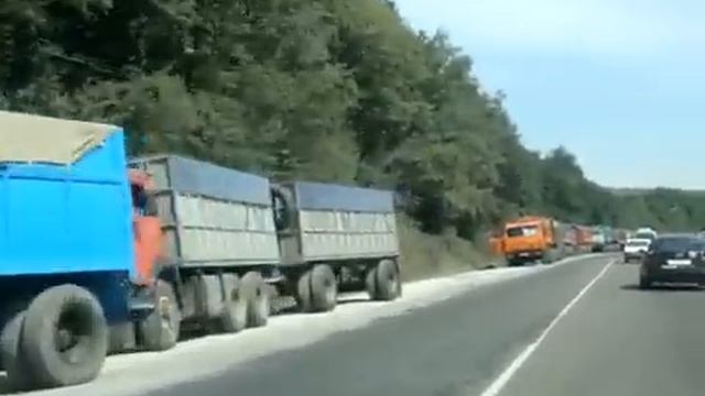 Пробка на 100 км в Новоросийске.flv смотреть онлайн