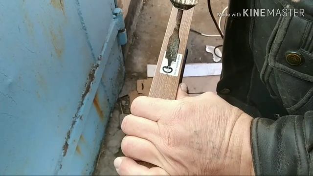 Установка дверей в дверную коробку( лутку). Навешиваем завесы и вставляем замок - защёлка. смотреть онлайн