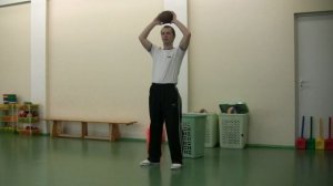 Броски набивного мяча способом "Из-за головы"