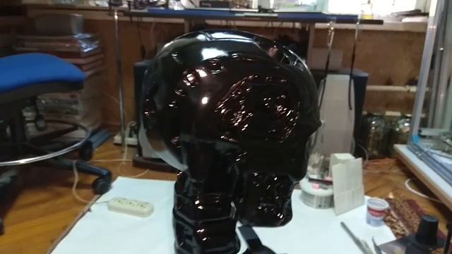 Череп T-800 покрыт тёмной основой для серебрянки. смотреть онлайн
