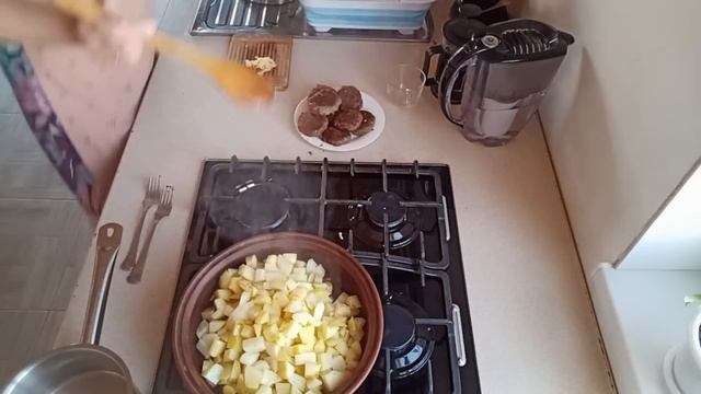 Вкуснятина невозможная-котлеты с овощами в горшочке! Рулет бисквитный не получился...