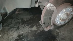 WV Caddy замена передних тормозных колодок.