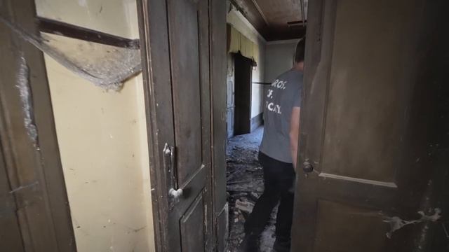 40 YEARS AGO This Corrupt Family Fled Their Abandoned Palace смотреть онлайн