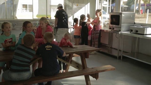 Torquay Holiday Park смотреть онлайн