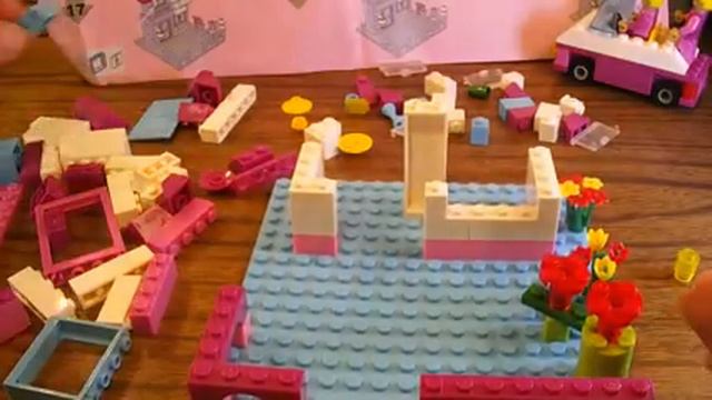 Lego совместимый Ausini Девочки у домика с машинкой, Страна чудес Арт. 24407