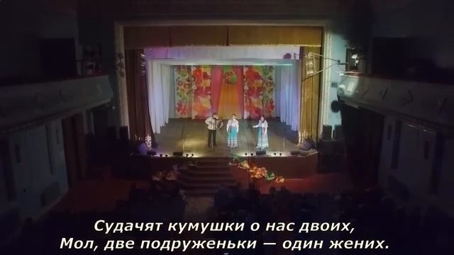 "А он ничей", (по гладким камушкам бежит ручей). Девушки красиво поют под аккордеон. Russian songs. смотреть онлайн