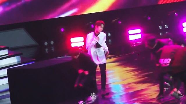 WANG YIBO | Blindfolded Dance | The Hills | 170409