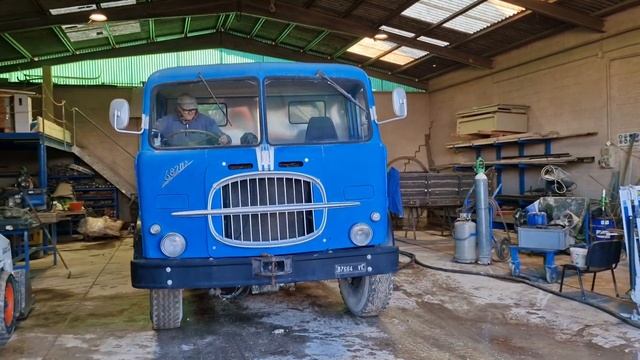 VECCHIO CAMION FIAT 682 N2 SUPER OPERATIVO NEL 2023 OLD TRUCK FIAT 682 AT WORK смотреть онлайн