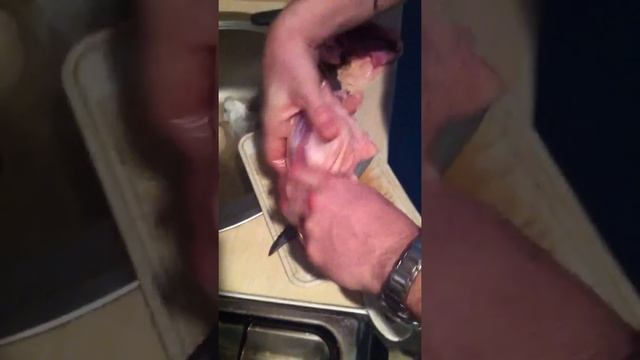 Нож mora. Видос про то, как мора курицу жесткую покромсала смотреть онлайн