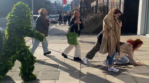 Она испугалась и упала. пранк.