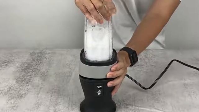 Ninja QB3001SS Fit Personal Blender Review: Crushing Ice Cubes смотреть онлайн