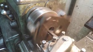 Расточка отверстий в листах метала под подшипник на токарном станке