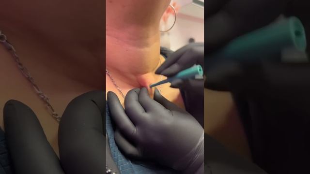 Neck Dermal Piercing ? by Underground Tattoos Watford #piercing #dermalpiercing смотреть онлайн