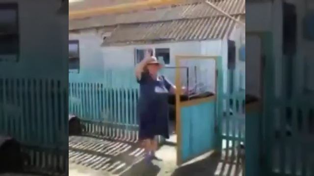 Бабушка радуется ,внуки уехали.... смотреть онлайн