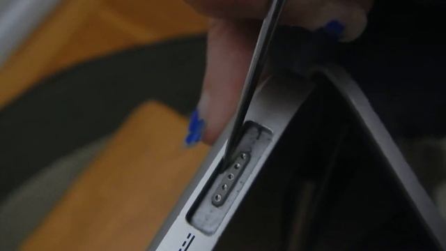 How to remove metal dust from MacBook Pro Power Port смотреть онлайн