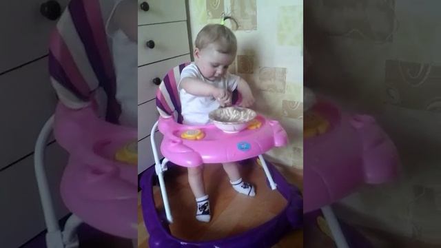 Мы учимся держать ложку и есть кашу смотреть онлайн