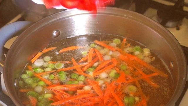 Щавелевый суп с салями. смотреть онлайн